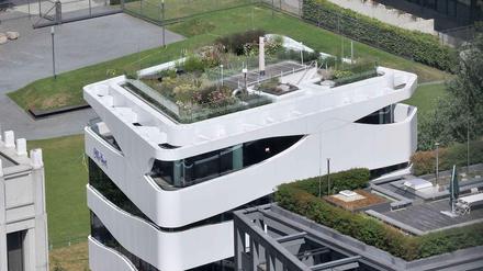 Luftig. Nahe dem Potsdamer Platz trägt das weiße Gebäude des Medizintechnikers Ottobock ein grünes Dach.