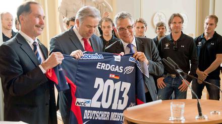 Einer der letzten großen Auftritte. Flynn im Jahr 2013 im Roten Rathaus - mit Wowereit und Peter John Lee (vorne rechts).