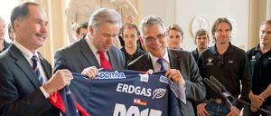 Einer der letzten großen Auftritte. Flynn im Jahr 2013 im Roten Rathaus - mit Wowereit und Peter John Lee (vorne rechts).