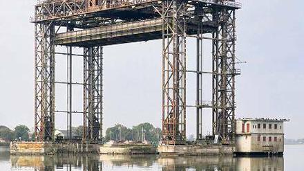 Trauriger Rest der Eisenbahnhubbrücke im Peenestrom bei Karnin.