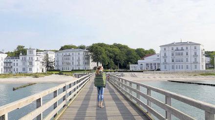 Laufsteg. Etwa 200 Meter weit hinaus auf die Ostsee führt die Seebrücke in Heiligendamm, von der man einen schönen Blick auf das Hotel-Ensemble hat.