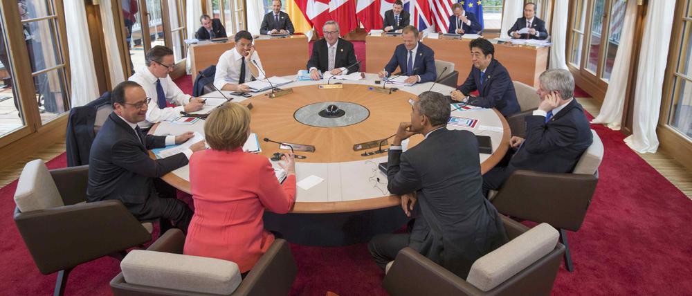 In trauter Runde. Auch am Montag debattierten die Vertreter der sieben Industrienationen auf Schloss Elmau über das Weltgeschehen. Mit am Tisch waren auch die EU-Repräsentanten Donald Tusk und Jean-Claude Juncker.
