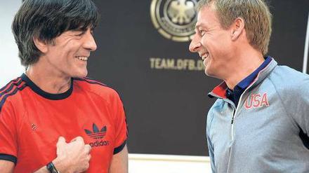 Wiedersehen macht Freude. Joachim Löw (links) im Schwatz mit seinem Vorgänger Jürgen Klinsmann.