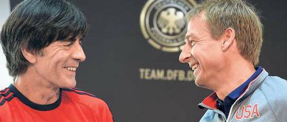 Wiedersehen macht Freude. Joachim Löw (links) im Schwatz mit seinem Vorgänger Jürgen Klinsmann.