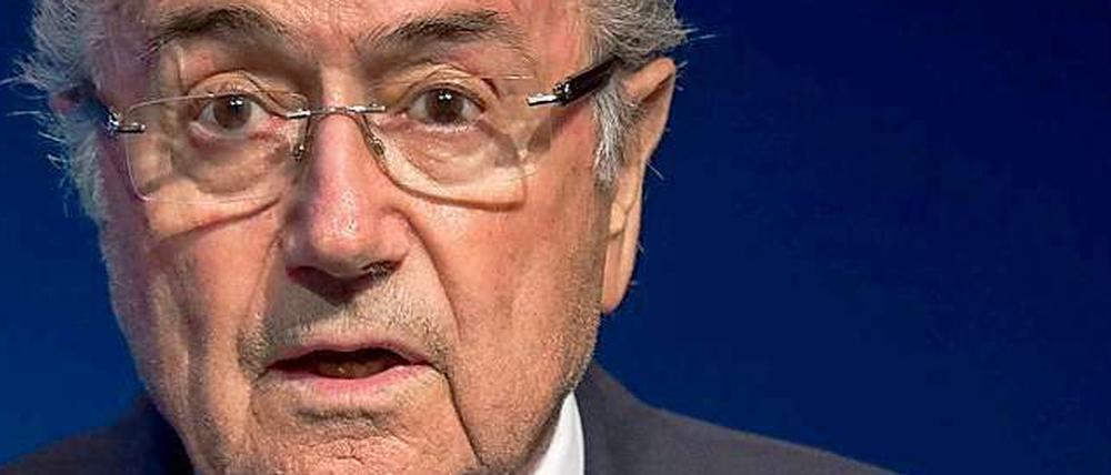 Sepp Blatter sollte nach Auffassung des EU-Parlaments umgehend von einem Übergangs-Präsidenten abgelöst werden.