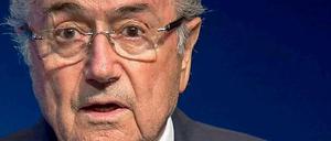 Sepp Blatter sollte nach Auffassung des EU-Parlaments umgehend von einem Übergangs-Präsidenten abgelöst werden.