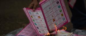 Brennendes Interesse. Im Bundesstaat Guerrero zündeten Demonstranten Stimmzettel an. 