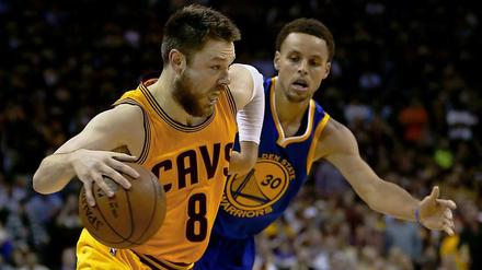 Sonst fährt er Mazda, hier läuft er zu Fuß. Matthew Dellavedova (li.) im Zweikampf mit Stephen Curry.