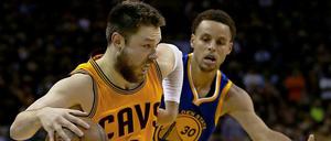 Sonst fährt er Mazda, hier läuft er zu Fuß. Matthew Dellavedova (li.) im Zweikampf mit Stephen Curry.