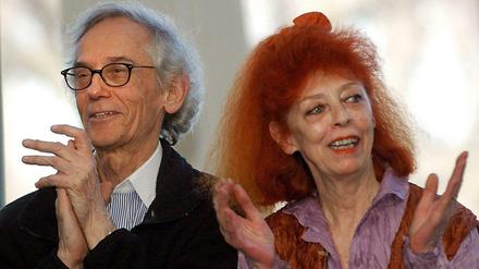 Christo Vladimirov Javacheff und seine Frau Jeanne-Claude blockierten zusammen Pariser Straßen mit Ölfässern und verhüllten den deutschen Reichstag.