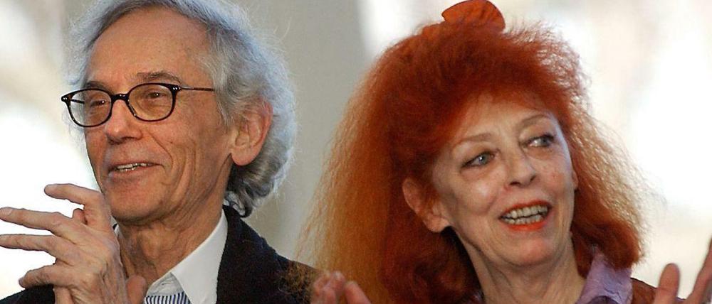 Christo Vladimirov Javacheff und seine Frau Jeanne-Claude blockierten zusammen Pariser Straßen mit Ölfässern und verhüllten den deutschen Reichstag.