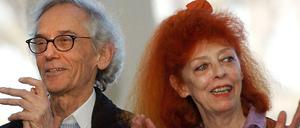 Christo Vladimirov Javacheff und seine Frau Jeanne-Claude blockierten zusammen Pariser Straßen mit Ölfässern und verhüllten den deutschen Reichstag. 