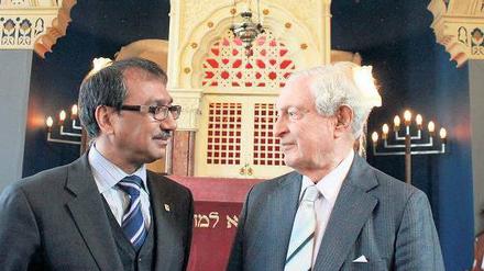 Söhne Abrahams. Der Muslim Jani Rashid und der in Berlin geborene Jude Rudi Leavor kümmern sich in Bradford gemeinsam um die Synagoge. 