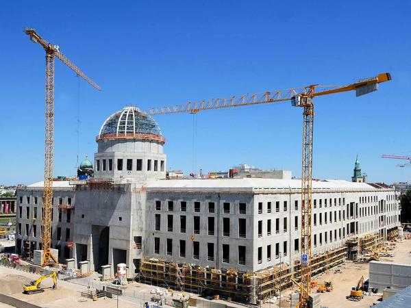 Kurz nach 12 Uhr am Freitag bekommt die Kuppel des Stadtschlosses ein Krönchen - die Richtkrone.