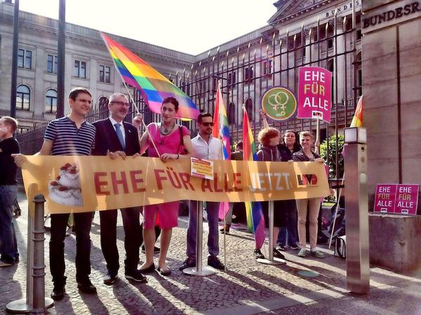 Heute stimmt der Bundesrat über die Ehe für alle ab - vor dem Gebäude hat sich eine kleine Demo formiert.