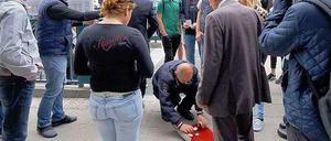 Hier gewinnen nur die Banden. Hütchenspieler am Ku'damm, Ecke Joachimsthaler Straße.
