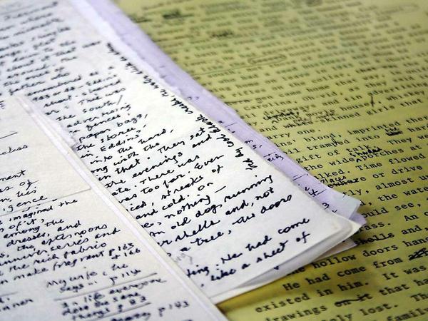 Schriftstücke des Autors James Salter.