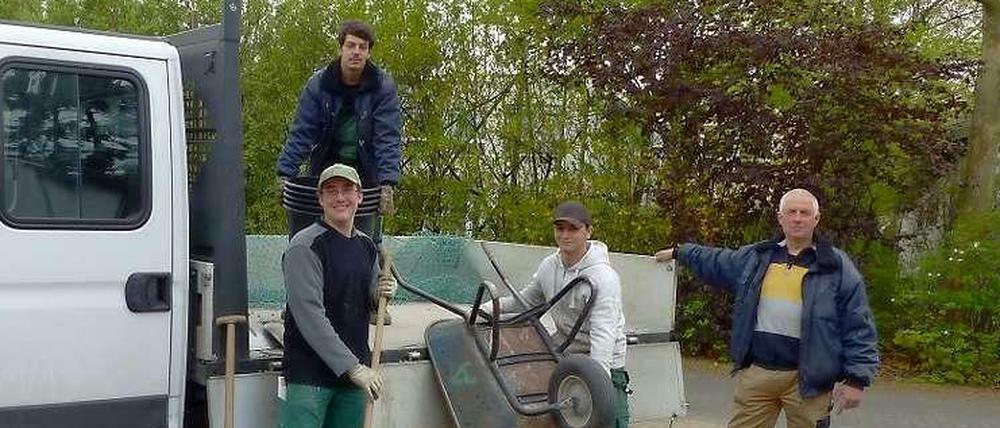 Azubis zum Landschaftsgärtner im Straßen- und Grünflächenamt von Steglitz-Zehlendorf: Nils Stagardt, Marcel Schley, Marco Tahmaz und ihr Lehrausbilder Frank Hoffmann (v.l.n.r.)