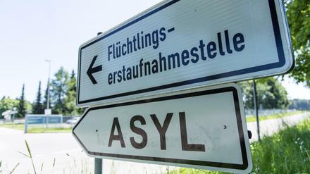 Ein Schild weist am 05.06.2015 in Meßstetten (Baden-Württemberg) auf die Landeserstaufnahmeeinrichtung (LEA) für Flüchtlinge hin.