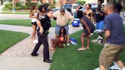 Ein Polizist zückt seine Waffe, später drückt er die 14-jährige Schwarze im Bikini für längere Zeit auf den Boden. Dieser Fall von unverhältnismäßiger Polizeigewalt ereignete sich nach einer Poolparty in Texas.