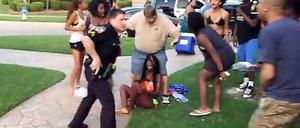 Ein Polizist zückt seine Waffe, später drückt er die 14-jährige Schwarze im Bikini für längere Zeit auf den Boden. Dieser Fall von unverhältnismäßiger Polizeigewalt ereignete sich nach einer Poolparty in Texas. 