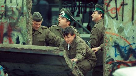 Die Mauer muss weg! Am 13. Juni 1990 war es an der Bernauer Straße soweit.