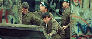 Die Mauer muss weg! Am 13. Juni 1990 war es an der Bernauer Straße soweit.