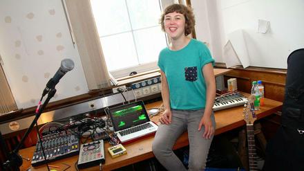 Multiinstrumentalistin und Sängerin Theresa Stroetges in ihrem Neuköllner Probenraum.