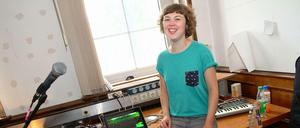 Multiinstrumentalistin und Sängerin Theresa Stroetges in ihrem Neuköllner Probenraum.