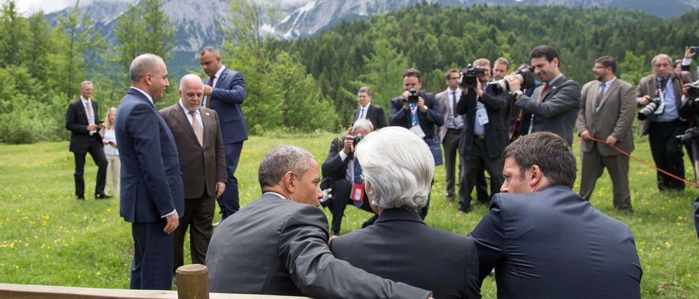 Azzurro und Alpenpanorama weiß-blau: Italiens Premier Renzi in Elmau (rechts) mit IWF-Chefin Christine Lagarde und US-Präsident Obama.