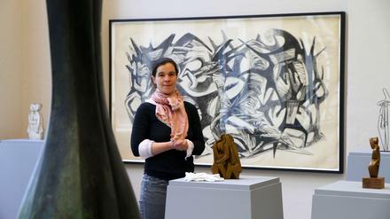 Wo Welten aufeinanderstoßen. Dorothea Schöne, Leiterin des Kunsthauses Dahlem, mit Werken von Hans Uhlmann im renovierten Gebäude.