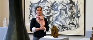 Wo Welten aufeinanderstoßen. Dorothea Schöne, Leiterin des Kunsthauses Dahlem, mit Werken von Hans Uhlmann im renovierten Gebäude.