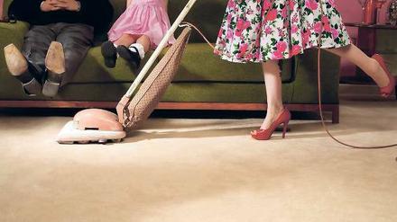 Hausarbeit ist Frauensache. Doch damit ist es nicht getan. Viele Frauen pflegen zu Hause ältere Verwandte oder kümmern sich um die Kinder. Wie wertvoll das ist, merkt man erst dann, wenn die Hausfrauen arbeiten gehen. 