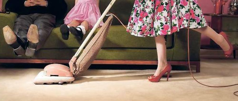 Hausarbeit ist Frauensache. Doch damit ist es nicht getan. Viele Frauen pflegen zu Hause ältere Verwandte oder kümmern sich um die Kinder. Wie wertvoll das ist, merkt man erst dann, wenn die Hausfrauen arbeiten gehen.