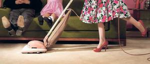 Hausarbeit ist Frauensache. Doch damit ist es nicht getan. Viele Frauen pflegen zu Hause ältere Verwandte oder kümmern sich um die Kinder. Wie wertvoll das ist, merkt man erst dann, wenn die Hausfrauen arbeiten gehen.