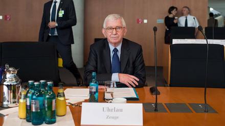 53. Sitzungstag des NSA-Untersuchungsausschuss am Donnerstag den 12. Juni 2015. Im Bild: Ernst Uhrlau als Zeuge vor dem Untersuchungsausschuss. Von 2005 bis 2011 war er Praesident des Bundesnachrichtendienst (BND). Zuvor war Uhrlau ab Ministerialdirektor 1998 als Leiter der Abteilung VI (Bundesnachrichtendienst, Koordinierung der Nachrichtendienste des Bundes) im Bundeskanzleramt.