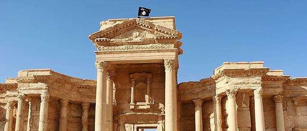 Die schwarze Flagge des "Islamischen Staats" weht über den antiken Ruinen von Palmyra.