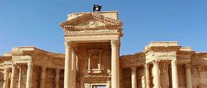 Die schwarze Flagge des "Islamischen Staats" weht über den antiken Ruinen von Palmyra.