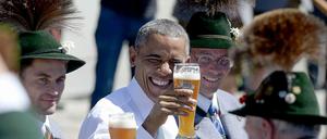 US-Präsident Barack Obama stößt auf dem G-7-Gipfel mit Einheimischen an.