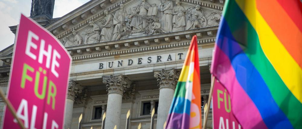 "Ehe Für Alle" steht auf den Plakaten der Demonstranten für die Gleichstellung der Homo-Ehe vor dem Bundesrat.