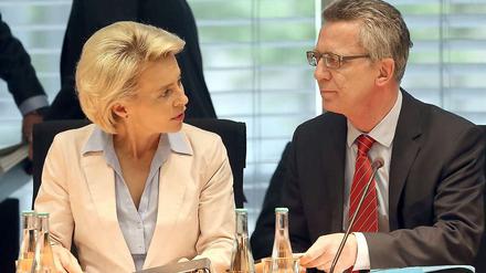 Nebeneinander im Verteidigungsausschuss: Verteidigungsministerin Ursula von der Leyen und Thomas de Maizière.