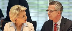 Nebeneinander im Verteidigungsausschuss: Verteidigungsministerin Ursula von der Leyen und Thomas de Maizière.