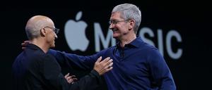 Apple-Chef Tim Cook (rechts) und Johnny Iovine haben in San Francisco Apple Music vorgestellt.