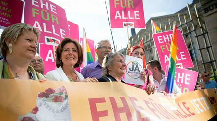 Die Ministerpräsidentin von Rheinland-Pfalz, Malu Dreyer (SPD, 2.v.l.), und die stellvertretende Ministerpräsidentin des Landes Nordrhein-Westfalen, Sylvia Löhrmann (Die Grünen, ganz links), haben am Vormittag an einer Protestkundgebung für die Gleichstellung homosexueller Partnerschaften vor dem Bundesrat teilgenommen.