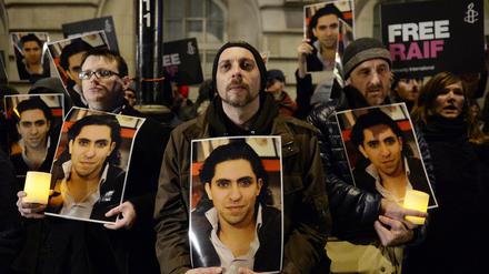 Demonstranten von Amnesty International am 22. Januar 2015 vor der Botschaft von Saudi Arabien in London. Am Montag hat das höchste Gericht in Saudi Arabien die Strafe gegen den Blogger Raif Badawi bestätigt. Der 31-Jährige muss für zehn Jahre ins Gefängnis, erhält 1000 Peitschenhiebe und muss knapp 240 000 Euro zahlen.