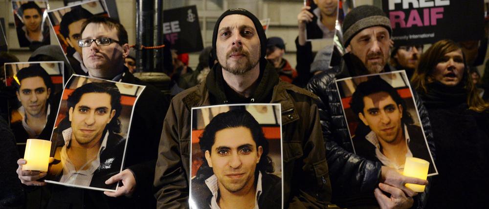 Demonstranten von Amnesty International am 22. Januar 2015 vor der Botschaft von Saudi Arabien in London. Am Montag hat das höchste Gericht in Saudi Arabien die Strafe gegen den Blogger Raif Badawi bestätigt. Der 31-Jährige muss für zehn Jahre ins Gefängnis, erhält 1000 Peitschenhiebe und muss knapp 240 000 Euro zahlen.