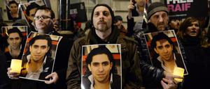Demonstranten von Amnesty International am 22. Januar 2015 vor der Botschaft von Saudi Arabien in London. Am Montag hat das höchste Gericht in Saudi Arabien die Strafe gegen den Blogger Raif Badawi bestätigt. Der 31-Jährige muss für zehn Jahre ins Gefängnis, erhält 1000 Peitschenhiebe und muss knapp 240 000 Euro zahlen.