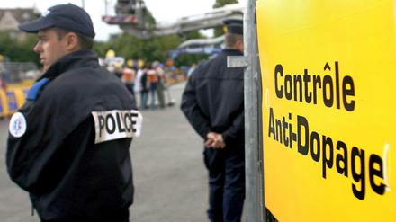 Staat bewacht Sport. Wie in Frankreich könnten auch in Deutschland Polizisten häufiger zu Einsätzen im Sport gerufen werden, um Doping zu verfolgen.