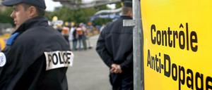 Staat bewacht Sport. Wie in Frankreich könnten auch in Deutschland Polizisten häufiger zu Einsätzen im Sport gerufen werden, um Doping zu verfolgen.