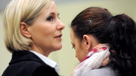Die Angeklagte Beate Zschäpe (rechts) steht im Gerichtssaal des Oberlandesgerichts in München neben ihrer Anwältin Anja Sturm.